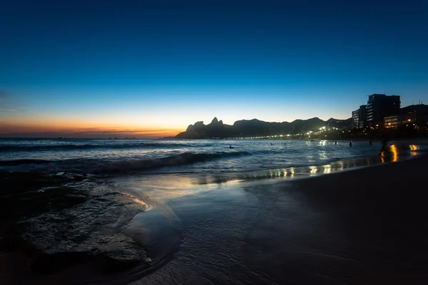 Puesta de sol en la playa de Ipanema — Foto de Stock