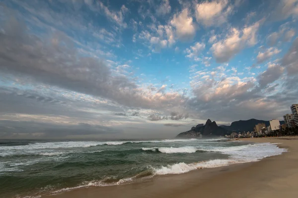 Día nublado en la playa de Ipanema — Foto de Stock