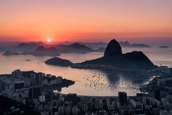 Lever de soleil derrière la montagne de pain de sucre — Photo