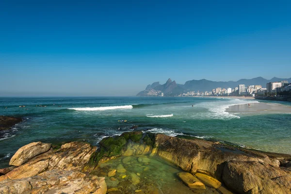 Ipanema Plajı şeffaf su ile — Stok fotoğraf