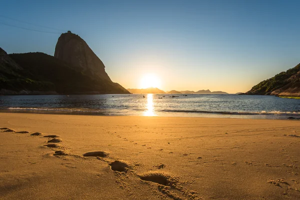 Hermoso amanecer en la playa roja —  Fotos de Stock