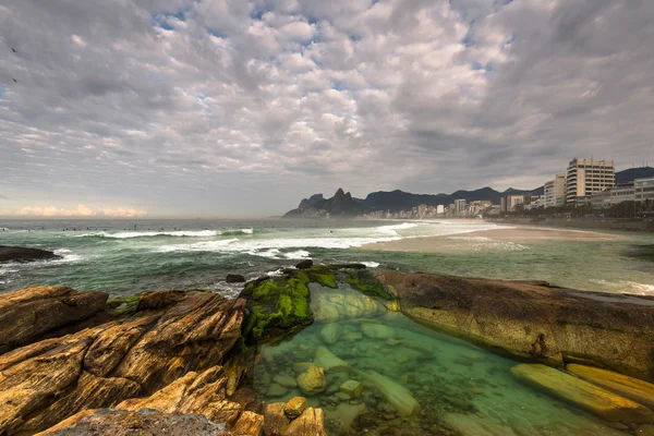 Rocas en la playa de Ipanema — Foto de Stock