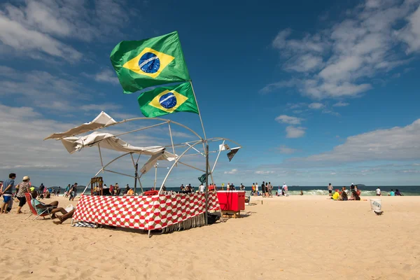 Banderas brasileñas en la playa de Copacabana — Foto de Stock