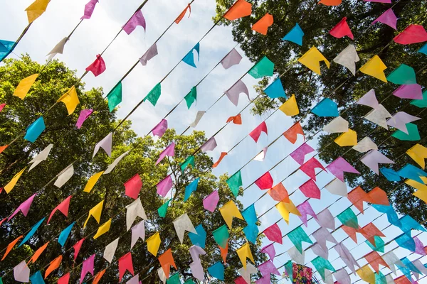 Bunte Faschingsflaggen-Girlanden — Stockfoto