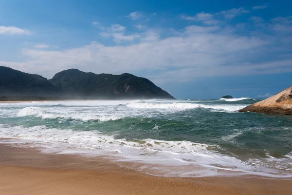 Пляж Грумари в Рио-де-Жанейро — стоковое фото