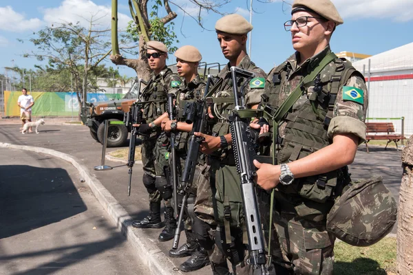 Soldados brasileños custodiando el pueblo atleta — Foto de Stock