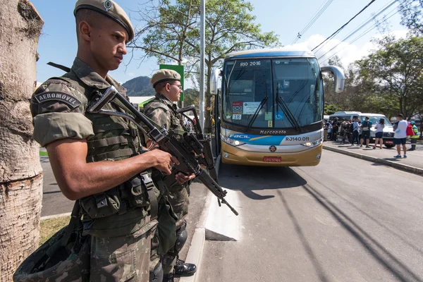 A brazil katonák őrzték a sportoló Village — Stock Fotó