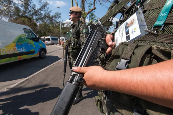 Soldados brasileños custodiando el pueblo atleta — Foto de Stock