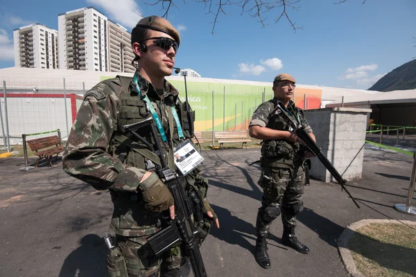 A brazil katonák őrzték a sportoló Village — Stock Fotó