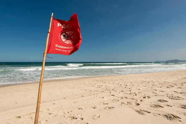 해변의 붉은 경고 깃발 — 스톡 사진