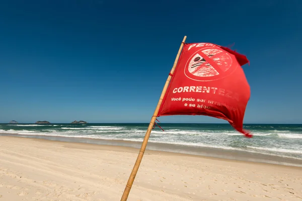 Drapeau rouge d'avertissement sur la plage — Photo