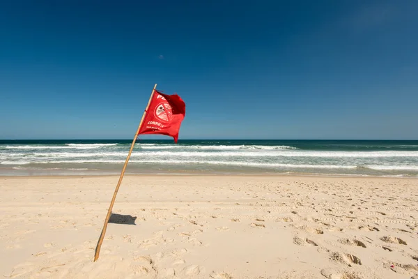 해변의 붉은 경고 깃발 — 스톡 사진