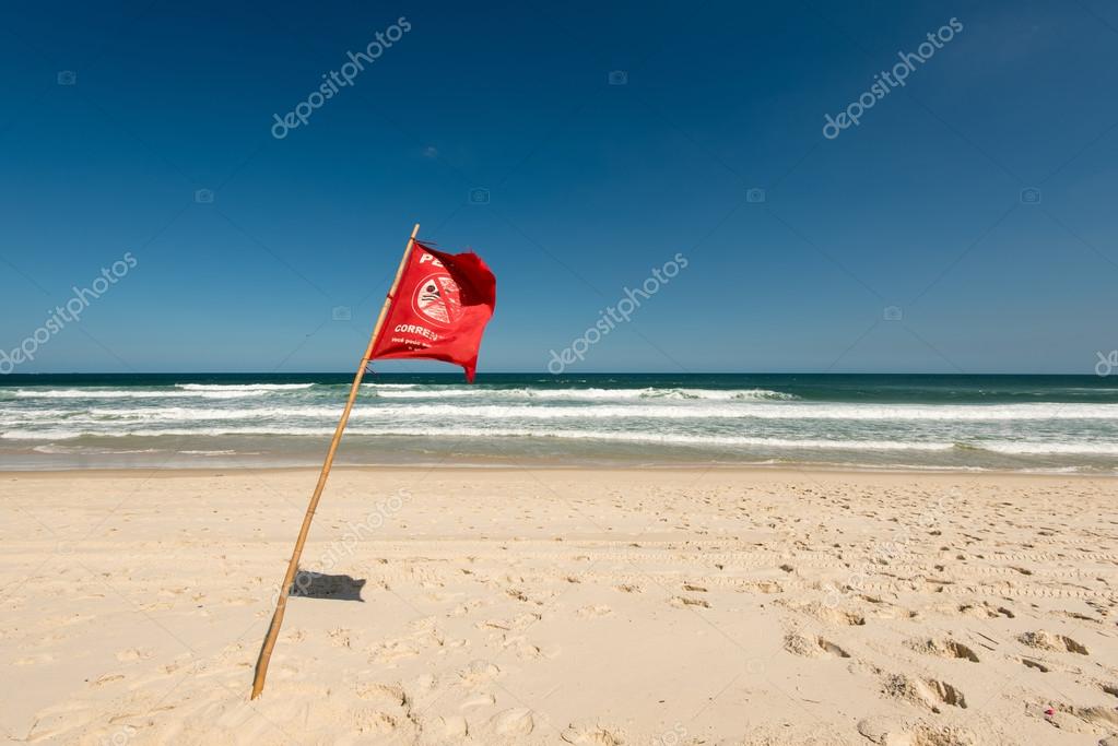 Rote Warnflagge am Strand - Stockfotografie: lizenzfreie Fotos © dabldy  125580044