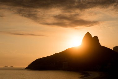 Rio de Janeiro 'daki İki Kardeş Dağı' nın Silueti Güneş Arkasında Batıyor