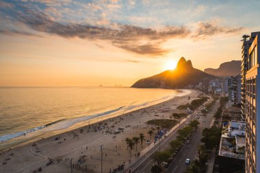Günbatımına kadar Rio de Janeiro 'daki Ipanema Sahili Yüksek Açılı Manzarası