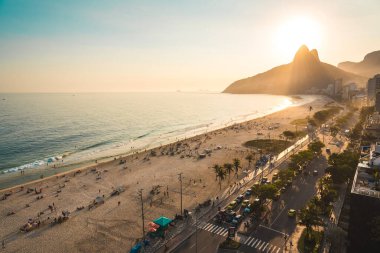Günbatımına kadar Rio de Janeiro 'daki Ipanema Sahili Yüksek Açılı Manzarası