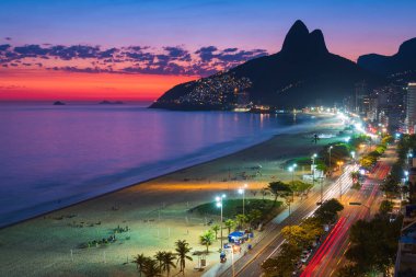 Rio de Janeiro, Brezilya 'da Günbatımından Sonra Gece Yüksek Açılı Ipanema Sahili