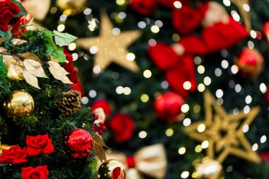 Odaklanamayan Işıklar Arkaplan ile süslenmiş Noel Ağacı