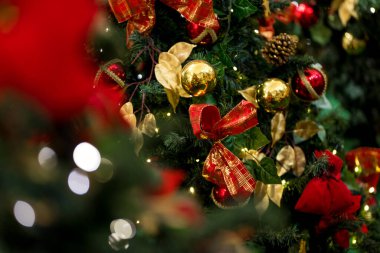 Odaklanamayan Işıklar Arkaplan ile süslenmiş Noel Ağacı