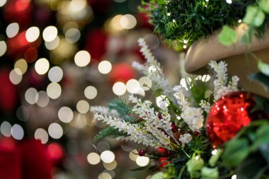 Odaklanamayan Işıklar Arkaplan ile süslenmiş Noel Ağacı