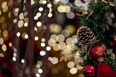 Noel Işıkları Arkaplanlı Güzel Dekoratif Çam Kozalağı