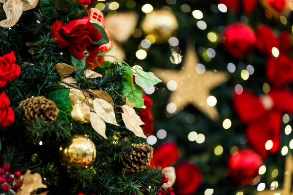 Árbol Navidad Decorado Con Luces Desenfocadas Fondo —  Fotos de Stock