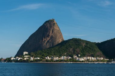 Brezilya Rio de Janeiro 'daki Guanabara Körfezi' nin yukarısındaki Sugarloaf Dağı Profil Görünümü