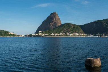 Brezilya Rio de Janeiro 'daki Guanabara Körfezi' nin yukarısındaki Sugarloaf Dağı Profil Görünümü
