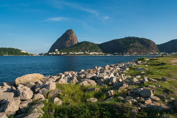 Rocky Coast Flamengo Park Widokiem Góry Sugarloaf Rio Janeiro — Zdjęcie stockowe