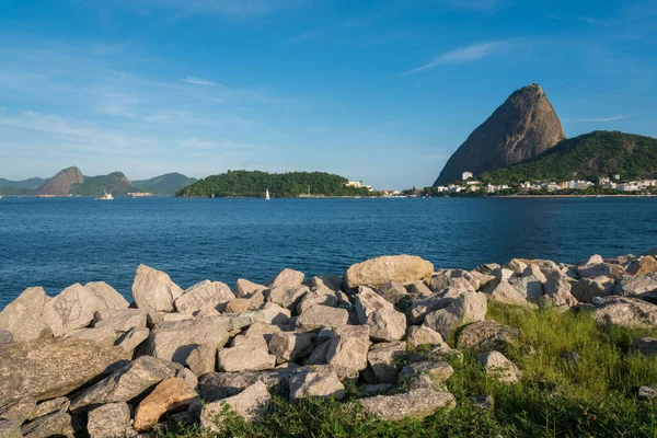 Rocky Coast Flamengo Park Widokiem Góry Sugarloaf Rio Janeiro — Zdjęcie stockowe