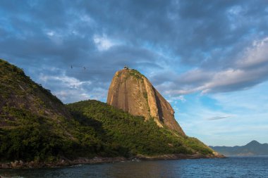 Brezilya Rio de Janeiro 'daki Guanabara Körfezi' nin yukarısındaki Sugarloaf Dağı Profil Görünümü