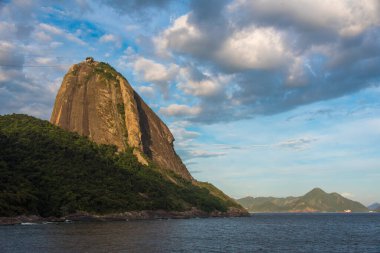 Brezilya Rio de Janeiro 'daki Guanabara Körfezi' nin yukarısındaki Sugarloaf Dağı Profil Görünümü