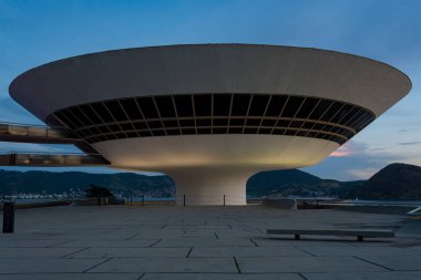 Niteroi, Brezilya - 24 Ocak 2021: Oscar Niemeyer 'in Çağdaş Sanat Müzesi, 1996 yılında inşa edilen bir modern mimari şaheseri.