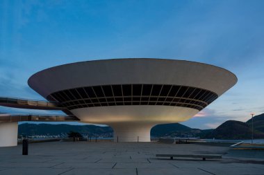 Niteroi, Brezilya - 24 Ocak 2021: Oscar Niemeyer 'in Çağdaş Sanat Müzesi, 1996 yılında inşa edilen bir modern mimari şaheseri.