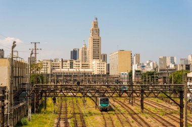 Rio de Janeiro Merkez Tren İstasyonu 'na ve Horizon' daki City Skyline 'a giden tren rayları.