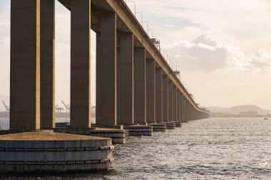 Rio-Niteroi Köprüsü Guanabara Körfezi 'ni geçiyor ve Rio de Janeiro ile Niteroi' yi birbirine bağlıyor.