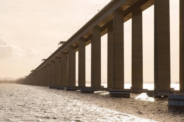 Rio-Niteroi Köprüsü Guanabara Körfezi 'ni geçiyor ve Rio de Janeiro ile Niteroi' yi birbirine bağlıyor.
