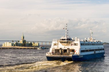 Rio de Janeiro, Brezilya - 15 Nisan 2021: Guanabara körfezinden geçen yolcu feribotu Rio de Janeiro ve Niteroi şehirleri arasında kullanışlı bir ulaşım ve bağlantı biçimidir..