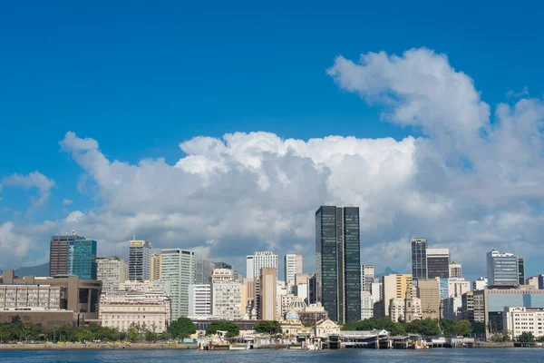 Rio de Janeiro şehrinin gökyüzünde bulutlu silueti