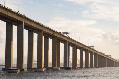 Rio-Niteroi Köprüsü Guanabara Körfezi 'ni geçiyor ve Rio de Janeiro ile Niteroi' yi birbirine bağlıyor.