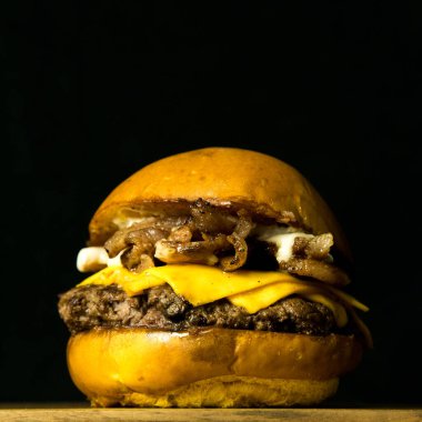 Lezzetli Ev Yapımı Gurme Burger Tahta Masa üzerinde Karanlık Arkaplanlı