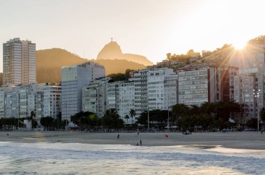 CopacabanaPlajı Corcovado dağ arkasında Rio de Janeiro, Brezilya ile önünde lüks binalar