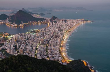 Rio de Janeiro, Brezilya 'daki dağdan Ipanema ve Leblon Sahili' nin havadan görüntüsü