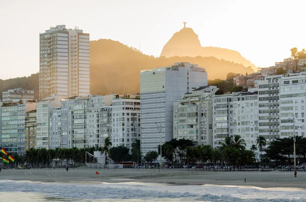 Πολυτελή Κτίρια Μπροστά Από Την Παραλία Copacabana Corcovado Βουνό Πίσω — Φωτογραφία Αρχείου