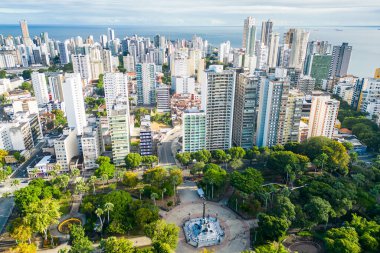 Salvador Şehir Merkezi Ufuk, Bahia Eyaleti, Brezilya 'da Büyük Konut Binaları ve Okyanusu ile çevrili