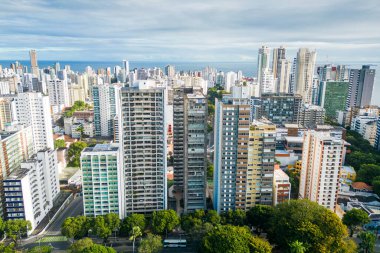 Salvador Şehir Merkezi Ufuk, Bahia Eyaleti, Brezilya 'da Büyük Konut Binaları ve Okyanusu ile çevrili
