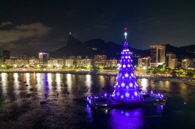 Rio de Janeiro şehrinde yüzen Noel Ağacı Gece Işıklı