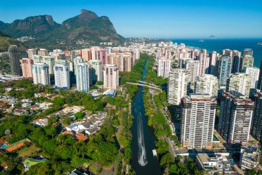 Rio de Janeiro şehrinde Barra da Tijuca Bölgesi 'ndeki konut binalarının hava görüntüsü