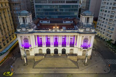 Rio de Janeiro, Brezilya - 5 Ekim 2025: Şehir merkezindeki Cinelandia Meydanı 'ndaki belediye binasının ön manzarası.