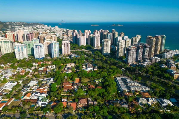 Rio de Janeiro şehrinde Barra da Tijuca Bölgesi 'ndeki konut binalarının hava görüntüsü